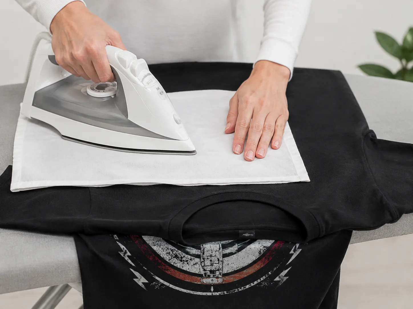 Planchado de una prenda con una tela protectora sobre el estampado